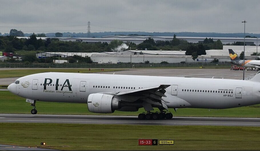 PIA Boeing 777 Paris Mein Grounded, Flights Delay Hui
