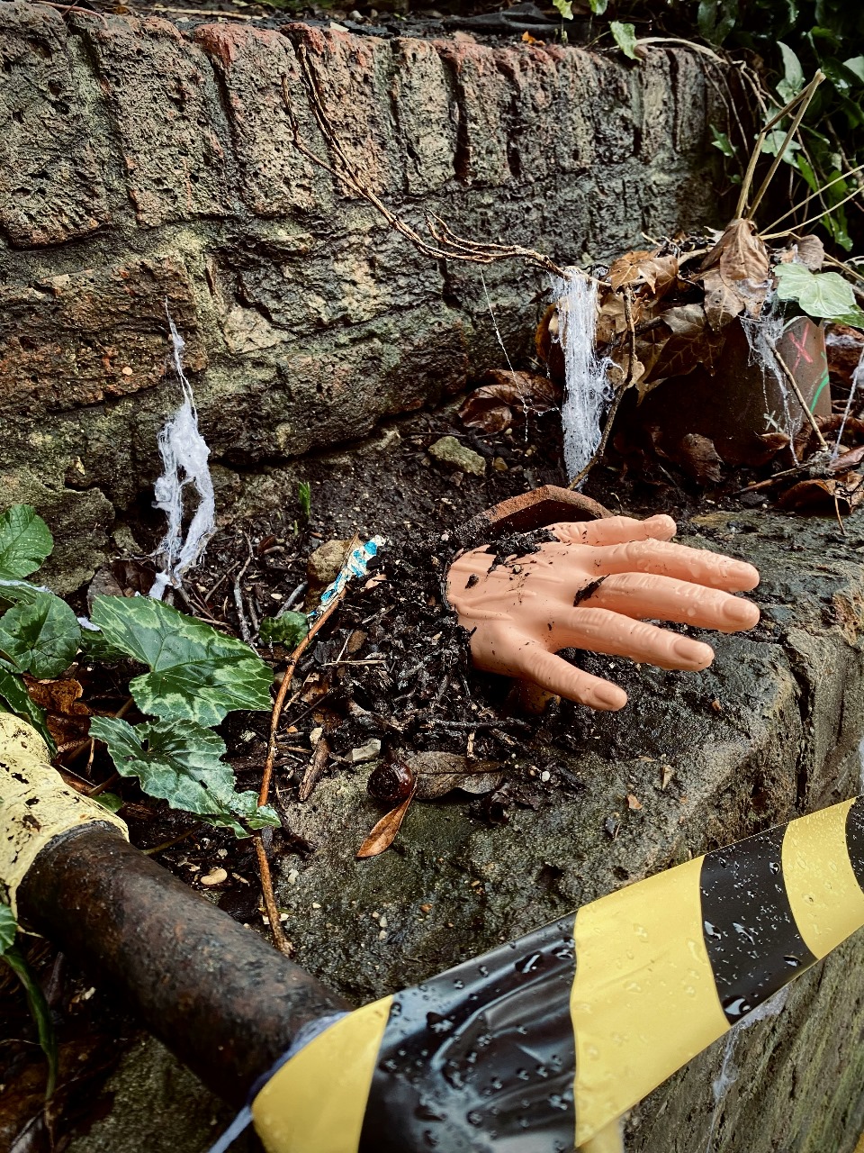 Do Masoom Bachay Kachre Mein Dab Kar Halak Ho Gaye