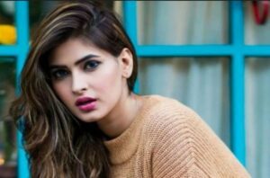 Indian Actor Chalti Train Se Kood Gayi