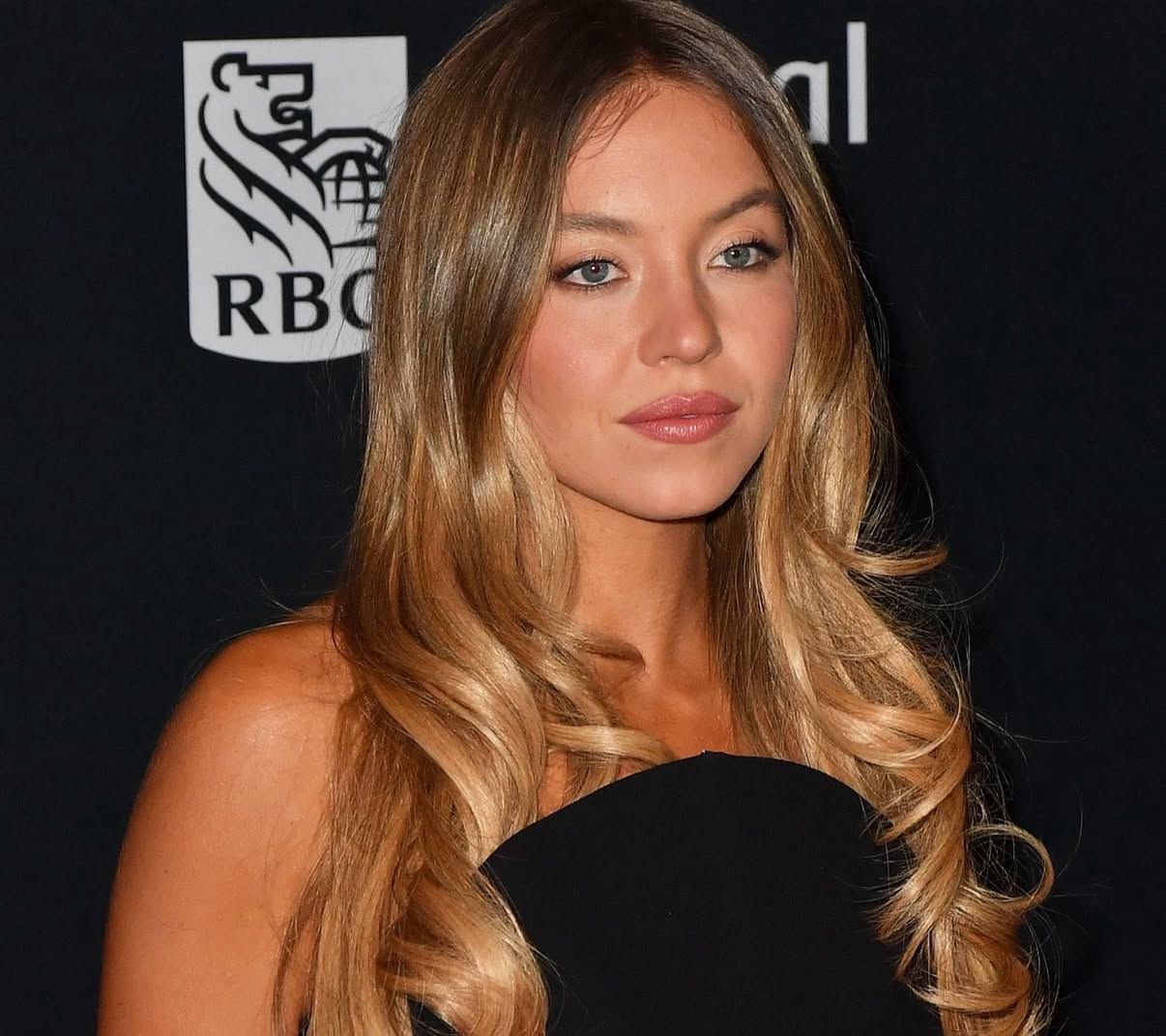 Sydney Sweeney Ka Career Online Controversies Ke Baad Khatre Mein