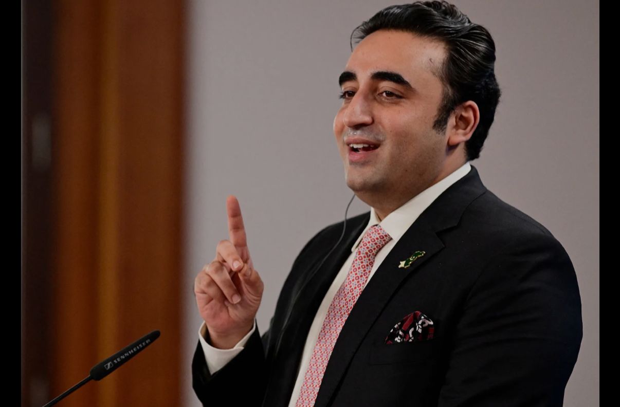 Bilawal Bhutto Zardari Ne Free Pink Electric Scooters Distribute Kiye