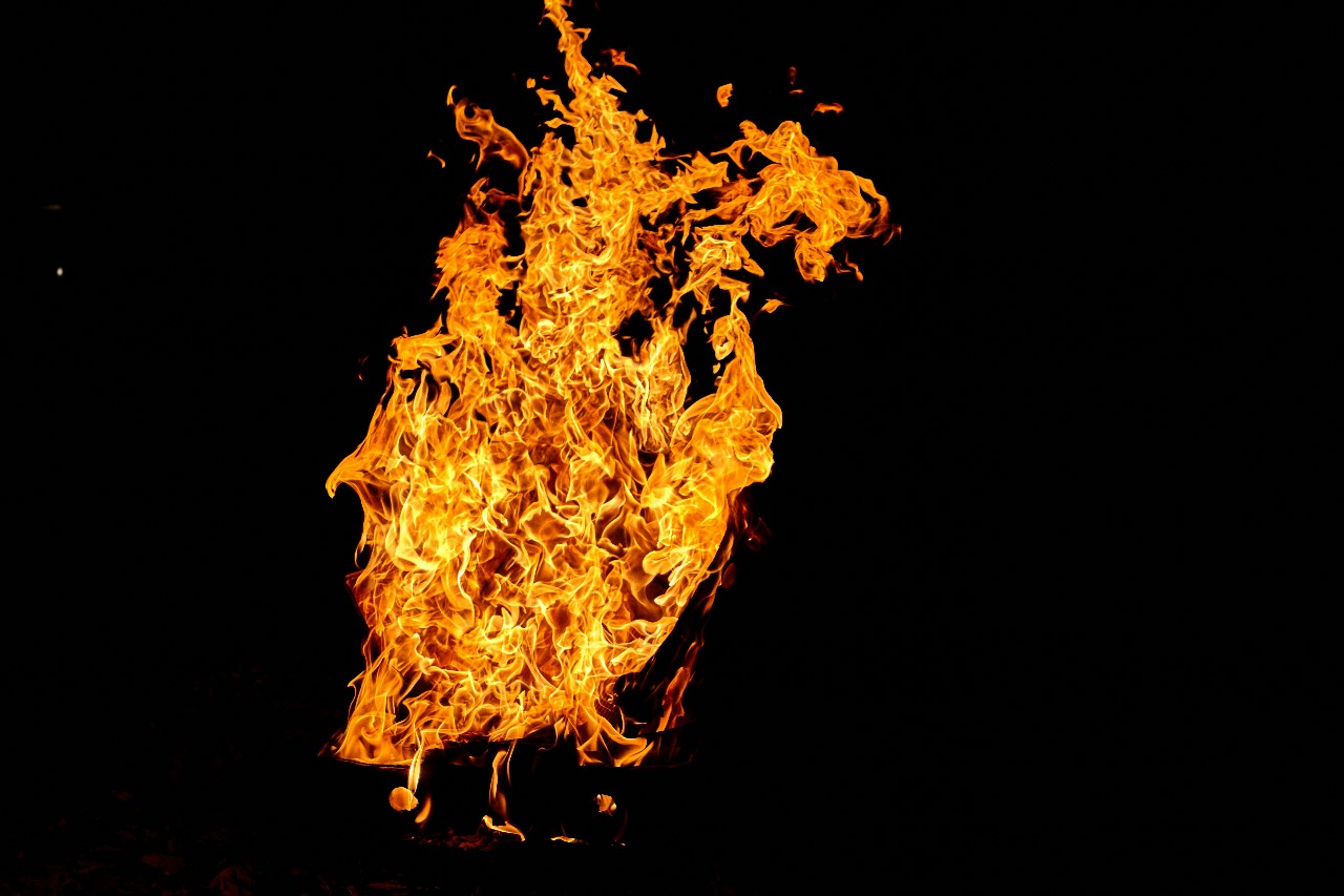 Shohar Ke Tashaddud Se Pareshan Khatoon Ne Bhai Ke Ghar kay Pass Ja Kar  khud ko Aag Lagadi