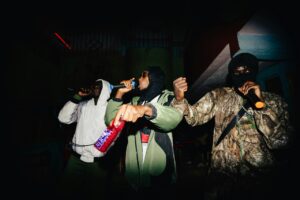 Din Dahade Mulziman 1 Million Dollar Ke Zevarat Loot Kar Farar