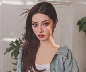 Alizeh Shah Ne Cosmetic Surgeries Par Tana Dene Walon Ko Aaray Hathon Le Liya