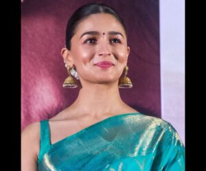 Fan Ne Alia Bhatt Ka Bazu Pakar Liya, Zabardasti Photo Ki Koshish