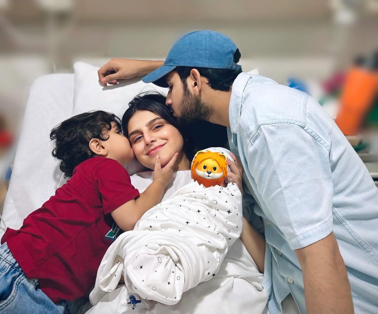 Maruf YouTuber Maaz Safdar Ke Han Betay Ki Paidaish, New Born Ki Tasveer Share