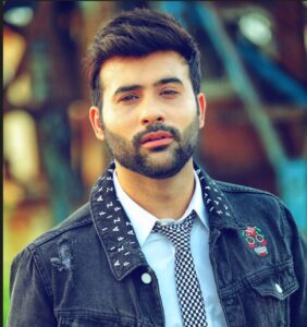 Senior Adakaron Ka Rawayya Junior Adakaron Ke Saath Kaisa Hai?