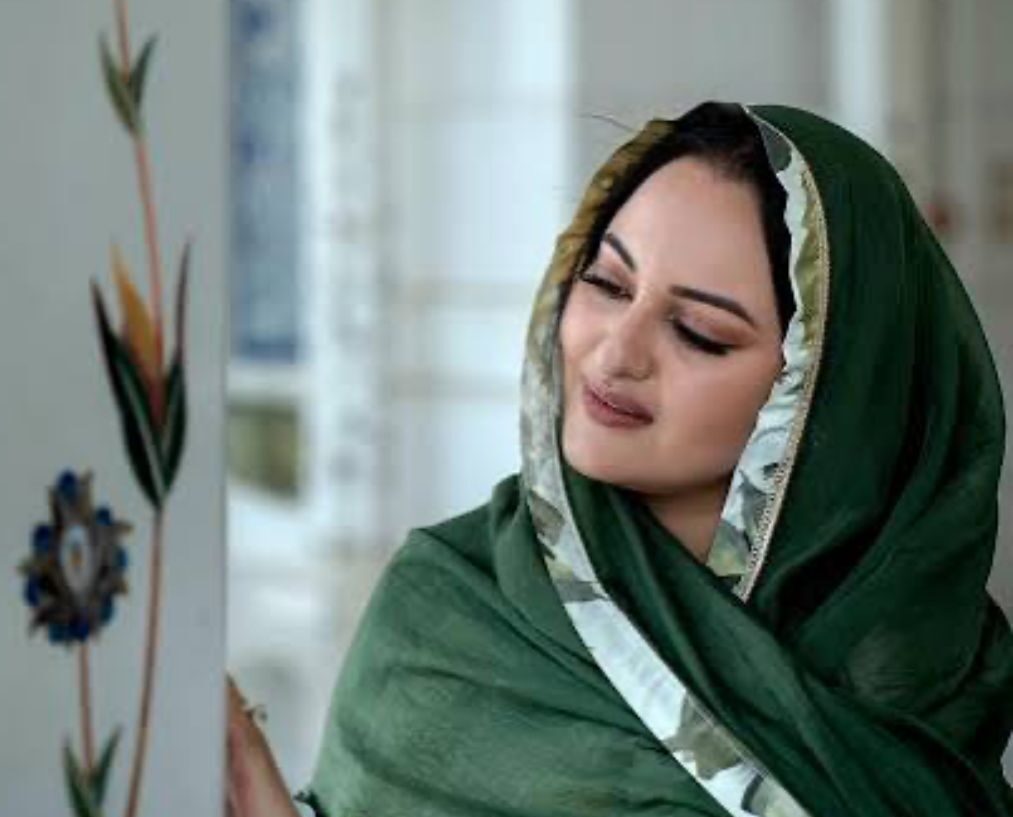 Abu Dhabi Ki Masjid Ka Tour, Sonakshi Ne Dupatta Odh Liya