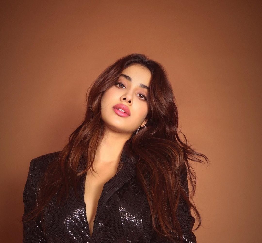 Janhvi Kapoor Ne Plastic Surgery Rumours Par Khamooshi Tori