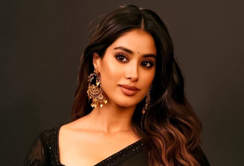 Janhvi Kapoor Ka Jawab Un “Self-Proclaimed Doctor” Ko Jinhon Ne Bola Ke Usne BuffaloPlasty Surgery Karwai