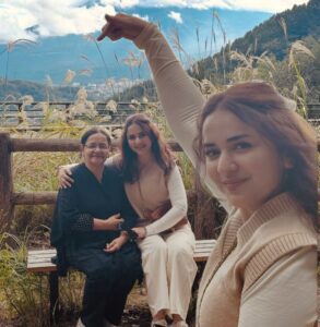 Yumna Zaidi Apni Ammi Ke Saath Japan Ke Sukoon Bhare Lamhe Enjoy Kar Rahi Hein