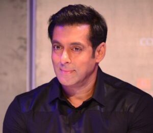 Salman Khan Ne Set Par Pohanchne Ke Liye Bachon Ki Bike Say Lift Li