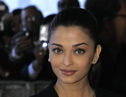 52 Saal Ki Aishwarya Rai Bachchan Ki Beauty Secret Sun Kar Sab Hairan!