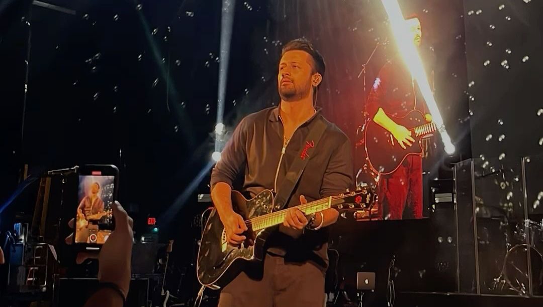 Karachi Mein Atif Aslam Ka Concert Bad-Intizami Ka Shikar, Fans Barham