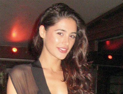 Nargis Fakhri Ne Salgirah Par Milne Wali Rolls-Royce Fans Ko Dikha Di