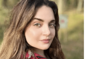 Armeena Khan Ka Sehat Ke Pacheeda Masail Mein Mubtala Honay Ka Inkaishaf, Wheelchair Par Video Bhi Share Kar Di
