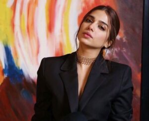 Sonia Hussain Ko Behtareen Adakara Ka International Award Milne Par Saathi Fankaron Ne Bhi Mubarakbaad Di