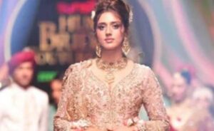 Jannat Mirza Ki Ramp Walk Shadeed Tanqeed Ki Zad Mein