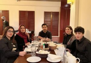 Iqrar Ul Hassan Apni Teen Biwiyon Ke Sath Dine Out Karte Hue Nazar Aa Gaye