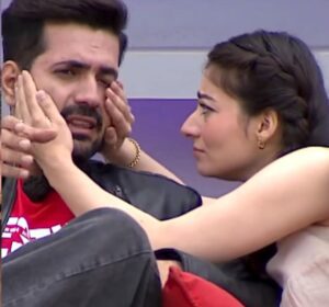 Social Media Ne Harshly React Kia Lazawal Ishq Mein Badtameezi Par Or Scenes Par