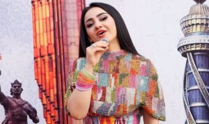 Tajik Singer Ne “Mere Rashk e Qamar” Ga Kar Sab Ko Hairan Kar Diya