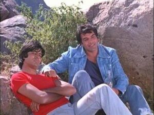 Amitabh Bachchan Ne KBC 17 Par Dharmendra Ko Jazbati Tribute Diya, “Woh Sirf Ek Shakhs Nahi, Ek Ehsaas Thay”