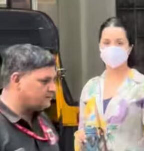 Shraddha Kapoor Pareshan Nazar Aayi, Papa Shakti Kapoor Ke Sath Hospital Visit Par Paparazzi Se Filming Rokne Ko Keh Diya