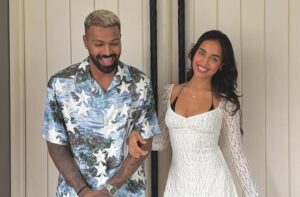 Hardik Pandya Ne Pyaar Se Girlfriend Mahieka Sharma Ko Amitabh Bachchan Se Milwaya, Superstar Ko Hug Kiya.