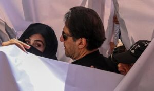 Imran Khan Se Un Ki Ahliya Bushra Bibi Ki Mulaqaat Karwa Di Gai