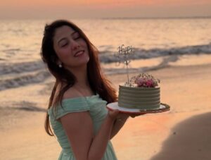 Meri Bahuain Fame Fabiha Apna Birthday Celebrate Karti Nazar Ayein