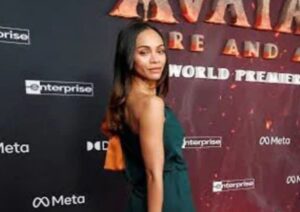 Zoe Saldana Ne Kamai Mein Tom Cruise Aur Dwayne Johnson Ko Bhi Peechay Chore Diya