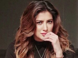 Mazboot Imaan Tamaam Mushkilaat Se Larnay Ki Himmat Deta Hai: Mehwish Hayat