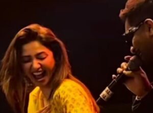 Mahira Khan Ka Asim Azhar Ke Concert Mein Dance Public Ko Impress Nahi Kar Saka