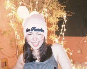 Grey Outfit Aur Pink Cap: Hania Aamir Ki Birthday Look Par Social Media Do Hisson Mein Taqseem!