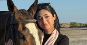 “Petrol Mehenga Hai!” Noor Zafar Ka Barhti Qeematon Par Mazahiya Tanz Ghode Ke Sath Tasveer Share Kar Di