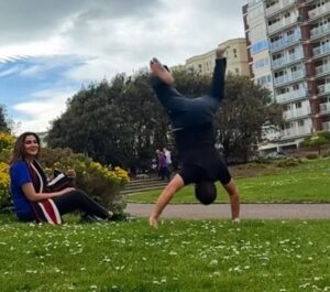 “Uncle, Kamar Mein Dard Ho Jaye Ga” Fiza Ali Ke Shohar Ki Romantic Backflips Par Logon Ne Ki Trolling