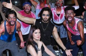 8 Saal Baad Mehwish Hayat Aur Fahad Mustafa Ki Wapsi; Atif Aslam Ke Concert Mein “Zombies” Ke Sath Film Ki Dhamakedar Promotion
