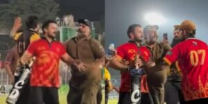 Rajab Butt Ko Fans Se Jaan Bachane Ke Liye Maidan Se Bhagna Par Gaya