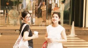 Sajal Aly Aur Saboor Aly Ke Khubsurat Sister Bond Ne Social Media Par Fans Ke Dil Jeet Liye