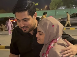 Farah Yousaf Ki Hajj Se Wapsi Par Aroosa Iqrar Ka Shandaar Surprise!: Airport Par Phoolon Se istaqbaal, Iqrar-Ul-Hassan Ki Bhi Vlog Mein Achanak Shamil