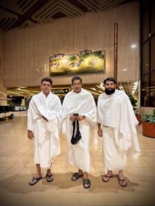 “Hum Ne Ulema Se Pooch Kar Baal Katwaye”: Hajj Ko ‘Picnic’ Kehne Aur Tanqeed Karne Walon Ko Wasim Akram Aur Sathyoon Ka Karara Jawab