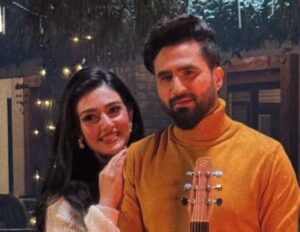 “Yeh Industry Ki Akeli Adakara Hain Jis Ne Hayaa Aur Sharaafat Ko Barqaraar Rakha!”: Fan Ke Comment Par Sarah Khan Ke Shohar Falak Shabir Ka Jawaab