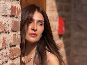 “Pehle Sleeveless Se Inkaar Aur Ab Spaghetti Top!”: Turkey Se Ayeza Khan Ka Bold Look Viral Hone Par Fans Mayoos