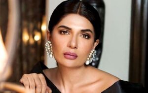 “Main Paidal College Jaati Thi, Koi Peeche Aata Tha To Main Garebaan Se Pakar Ke Mukkay, Thappad Marti Thi”: Iffat Omar