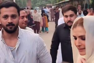 ‘TikTok Ke Liye Khairat’: Rajab Butt Ki Resham Ki Niaz Mein Shirkat Par Public Ki Sakht Tanqeed