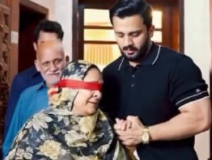 YouTuber Rajab Butt Ka Walida Ko Mehngi Gaari Ka Tohfa, Social Media Par Behas Shuru